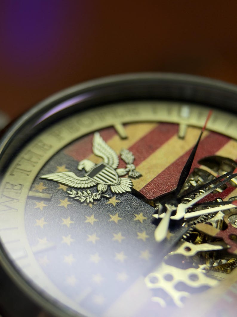 1776-2026 America 250 Uhr - Limited Edition Vaterländisches Geschenk, Benutzerdefinierte Zustandskartenuhr Bild 17