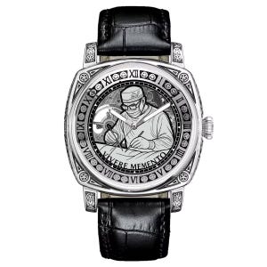 Peut inclure: Montre argent&eacute;e avec un bracelet en cuir noir. Le cadran de la montre pr&eacute;sente une gravure d&eacute;taill&eacute;e d'un chirurgien au travail, entour&eacute;e de chiffres romains et d'engrenages. Le texte "VIVERE MEMENTO" est visible.