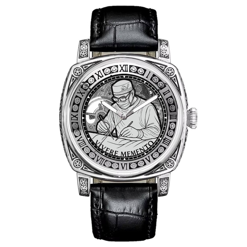Peut inclure: Montre argent&eacute;e avec un bracelet en cuir noir. Le cadran de la montre pr&eacute;sente une gravure d&eacute;taill&eacute;e d'un chirurgien au travail, entour&eacute;e de chiffres romains et d'engrenages. Le texte "VIVERE MEMENTO" est visible.