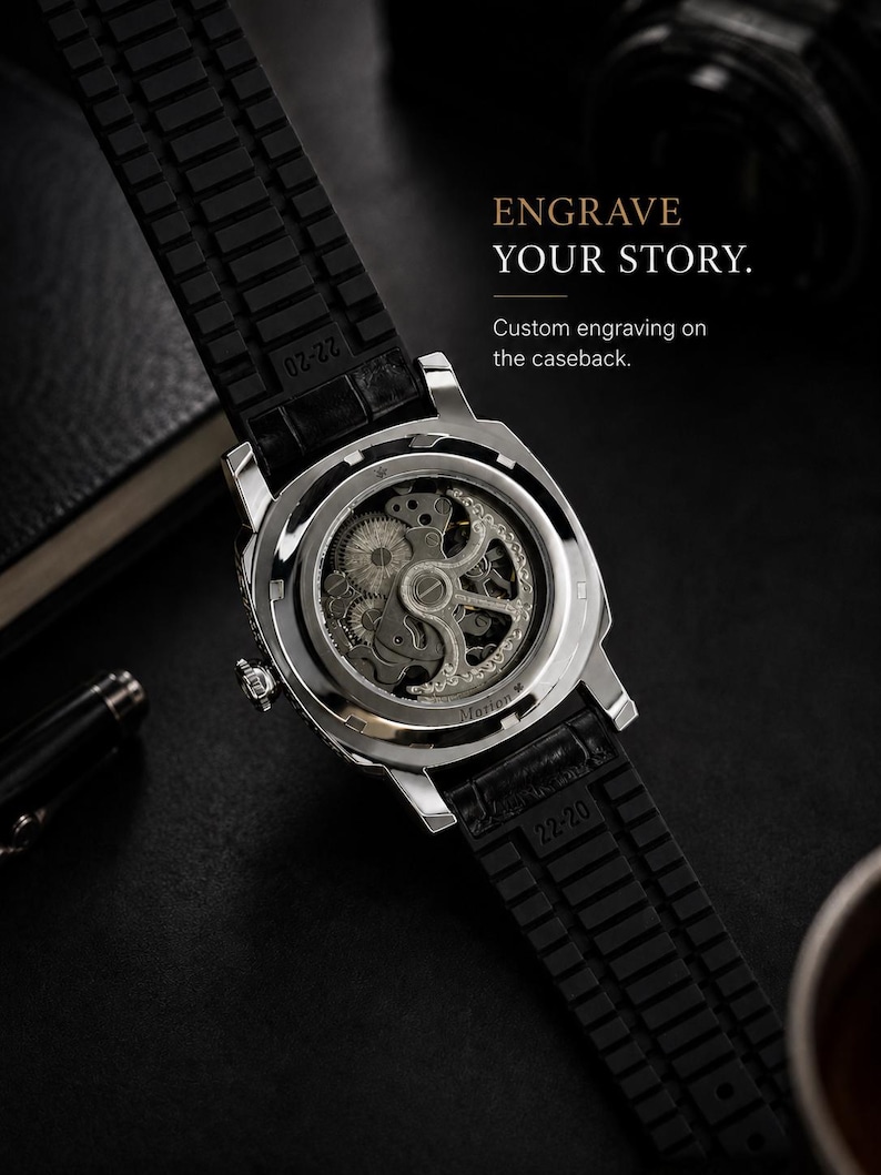 Op de afbeelding: Close-up van een zilverkleurig horloge met een zwarte rubberen band. De achterkant is transparant en toont het ingewikkelde binnenwerk. De tekst "ENGRAVE YOUR STORY" en "Custom engraving on the caseback" zijn zichtbaar. De band is 22 mm breed.