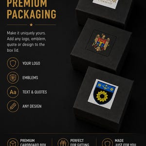 Puede incluir: Tres cajas cuadradas negras de cart&oacute;n con tapas personalizables que muestran el logotipo EAGLOR CHRONO, un escudo de armas colorido y un emblema azul y amarillo. El texto dice FULLY CUSTOMIZABLE PREMIUM PACKAGING, YOUR LOGO, EMBLEMS, TEXT & QUOTES, ANY DESIGN, PREMIUM CARDBOARD BOX, PERFECT FOR GIFTING, MADE JUST FOR YOU, Y BECAUSE EVERY DETAIL MATTERS.