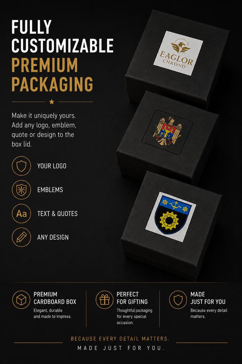 Puede incluir: Tres cajas cuadradas negras de cart&oacute;n con tapas personalizables que muestran el logotipo EAGLOR CHRONO, un escudo de armas colorido y un emblema azul y amarillo. El texto dice FULLY CUSTOMIZABLE PREMIUM PACKAGING, YOUR LOGO, EMBLEMS, TEXT & QUOTES, ANY DESIGN, PREMIUM CARDBOARD BOX, PERFECT FOR GIFTING, MADE JUST FOR YOU, Y BECAUSE EVERY DETAIL MATTERS.