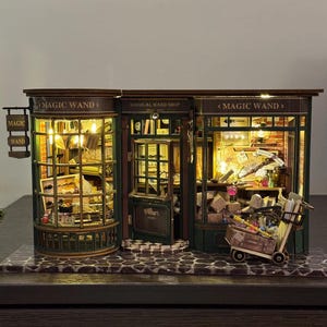 Magic Wand Shop Book Nook Kit - DIY Miniatur-Zaubererzimmer mit LED-Lichtern, Bücherregal aus Holz