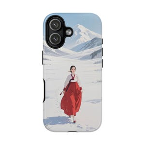 Puede incluir: Funda de teléfono con una mujer con vestimenta tradicional coreana caminando en un paisaje nevado. La mujer lleva una parte superior blanca, una falda roja y una faja roja. El fondo muestra montañas cubiertas de nieve y un cielo azul.