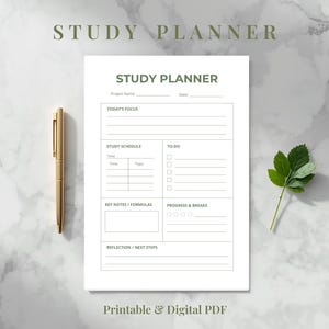 Può includere: Un pianificatore di studio bianco con un'intestazione verde che recita "Study Planner". Il pianificatore include sezioni per l'attenzione quotidiana, il programma di studio, la lista delle cose da fare, le note chiave e la riflessione. Una penna d'oro e un rametto di foglie verdi sono sulla superficie di marmo.