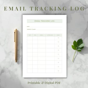 Può includere: Un registro di monitoraggio e-mail bianco con un'intestazione e una tabella verde chiaro, una penna dorata e una foglia verde su uno sfondo di marmo. Il testo "EMAIL TRACKING LOG" è in alto. Il testo "Printable & Digital PDF" è in basso.