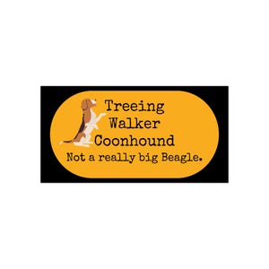 Pode incluir: Um design oval laranja com uma ilustração de desenho animado de um cão e as palavras "Treeing Walker Coonhound" e "Not a really big Beagle" em texto preto. O design é colocado sobre um fundo preto.
