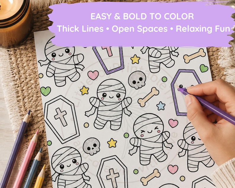 Pu&ograve; includere: Una pagina da colorare con un motivo ripetuto di mummie, bare, teschi, ossa e cuori in stile cartone animato. Il testo in alto recita EASY & BOLD TO COLOR Thick Lines &bull; Open Spaces &bull; Relaxing Fun. Matite colorate sono visibili di lato.