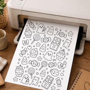 Pu&ograve; includere: Un foglio di carta bianco che esce da una stampante, caratterizzato da un motivo a linee bianche e nere con varie icone a tema Halloween, tra cui fantasmi, caramelle, cupcake, lecca-lecca, barrette di cioccolato, fiocchi e orsetti.
