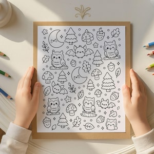 Pu&ograve; includere: Una pagina da colorare bianca con illustrazioni a linee nere di gufi, pipistrelli, lune crescenti, pini, funghi, ghiande e foglie disposte in un motivo ripetuto su un supporto marrone con matite colorate nelle vicinanze.