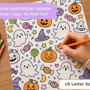 Pu&ograve; includere: Una pagina da colorare con motivi di Halloween tra cui fantasmi, zucche, cappelli da strega, caramelle, stelle e lune. Il testo recita COLOR YOUR SPOOKY SEASON Cute &bull; Cozy &bull; So Much Fun! e US Letter Size. Sono visibili matite colorate.