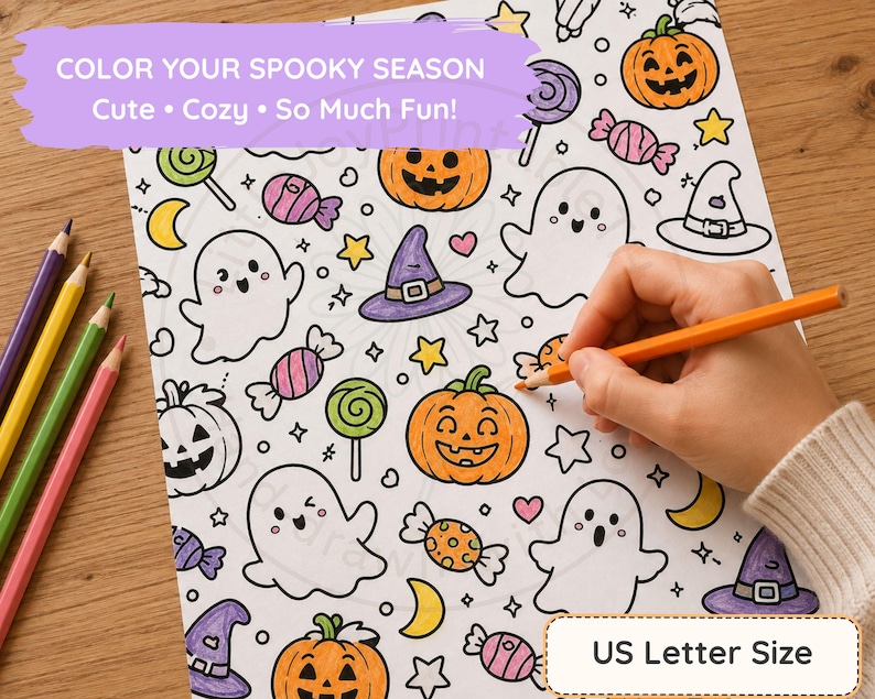 Pu&ograve; includere: Una pagina da colorare con motivi di Halloween tra cui fantasmi, zucche, cappelli da strega, caramelle, stelle e lune. Il testo recita COLOR YOUR SPOOKY SEASON Cute &bull; Cozy &bull; So Much Fun! e US Letter Size. Sono visibili matite colorate.