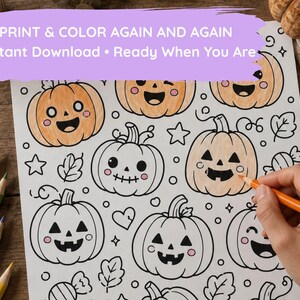 Pu&ograve; includere: Una pagina da colorare bianca con diverse zucche di Halloween con varie espressioni facciali, stelle e foglie. Il testo PRINT & COLOR AGAIN AND AGAIN Instant Download &bull; Ready When You Are &egrave; visualizzato in alto in bianco.