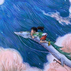 Puede incluir: Ilustraci&oacute;n de una persona joven montada en un drag&oacute;n blanco a trav&eacute;s de un cielo azul con nubes blancas. La persona lleva una camisa verde y pantalones cortos rojos. El drag&oacute;n tiene detalles verdes y vuela sobre nubes rosas.