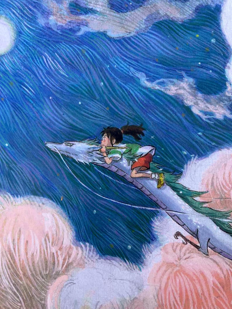 Puede incluir: Ilustraci&oacute;n de una persona joven montada en un drag&oacute;n blanco a trav&eacute;s de un cielo azul con nubes blancas. La persona lleva una camisa verde y pantalones cortos rojos. El drag&oacute;n tiene detalles verdes y vuela sobre nubes rosas.