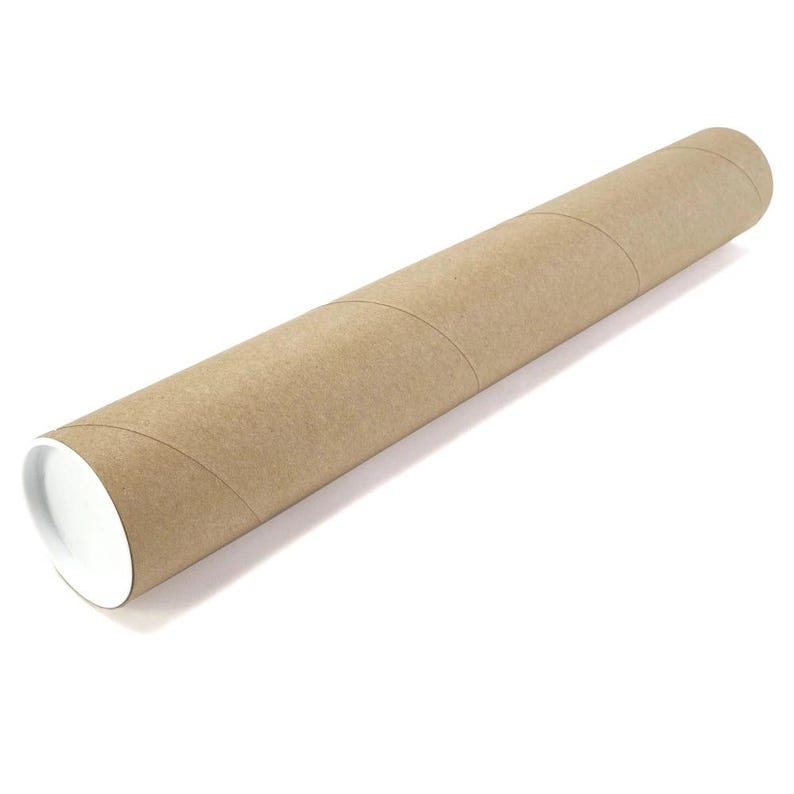 Puede incluir: Un tubo de env&iacute;o cil&iacute;ndrico de cart&oacute;n con una tapa blanca. El tubo es de color marr&oacute;n claro y tiene tres costuras circulares visibles. Dise&ntilde;ado para proteger y enviar documentos enrollados, carteles u obras de arte.