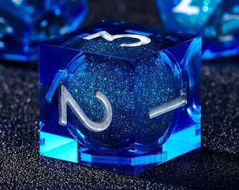 Juego de dados con núcleo líquido azul / Dados de resina con borde afilado hechos a mano para DND y TTRPG