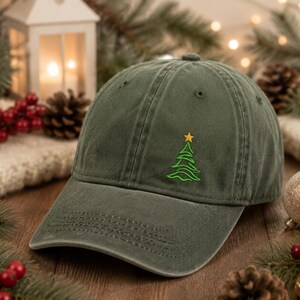 Cappellino da baseball con albero di Natale ricamato / Cappellino natalizio coordinato per tutta la famiglia con albero di pino / Cappellino in cotone regolabile / Regalo per feste di Natale / Berretto natalizio