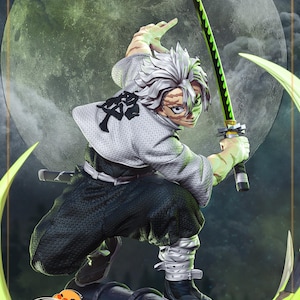 Könnte beinhalten: Detaillierte Figur einer Figur aus der Anime-Serie Demon Slayer. Die Figur befindet sich in einer dynamischen Pose und hält ein grünes und schwarzes Katana. Die Figur trägt ein weißes Kapuzenoberteil mit einem schwarzen Symbol auf dem Rücken und dunkelgrüne Hosen. Der Hintergrund zeigt einen großen Mond.