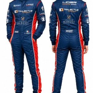 Puede incluir: Un traje de carreras azul marino y rojo con el texto Ligier European Series, Trajectus Motorsport, Chateau Margui Private Resort, Stand 21 y C. Lambert. El traje incluye botas de carreras blancas y azules con cuello alto y mangas.