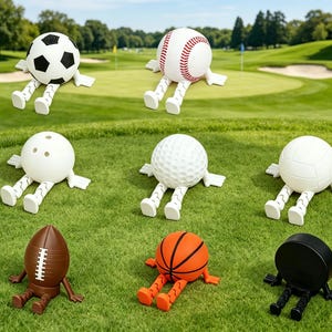 Puede incluir: Una colección de ocho figuras de pelotas deportivas, cada una con un cuerpo esférico u ovalado con brazos y piernas blancos o de colores. El conjunto incluye un balón de fútbol, una pelota de béisbol, una bola de bolos, una pelota de golf, un balón de voleibol, un balón de fútbol americano, un balón de baloncesto y un disco de hockey.