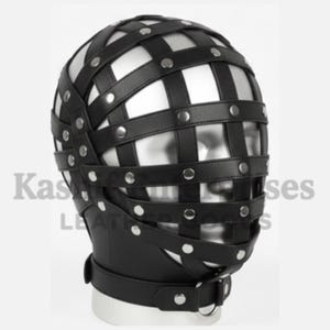 Puede incluir: M&aacute;scara de cabeza de cuero negro con un dise&ntilde;o similar a una jaula. La m&aacute;scara presenta correas horizontales y verticales aseguradas con remaches plateados. Una correa para el cuello con un anillo met&aacute;lico completa el dise&ntilde;o. La m&aacute;scara est&aacute; dise&ntilde;ada para cubrir toda la cabeza.