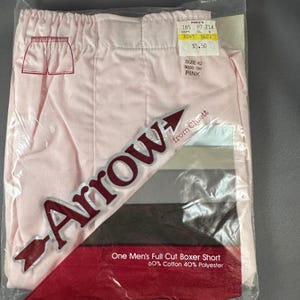 Puede incluir: Boxershorts rosas, talla 42, en un embalaje de plástico transparente. Los pantalones cortos son de Arrow y están hechos de 60% algodón y 40% poliéster. El paquete incluye una etiqueta de precio de Macy's.