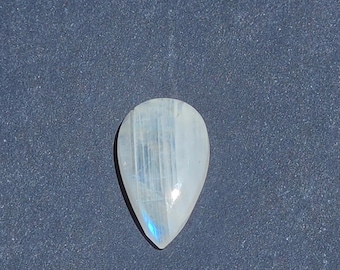 Cabochon en pierre de lune arc-en-ciel poire Elowen : pierre précieuse de labradorite bleue flash pour la conception de bijoux