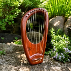 Harpa pentatônica de 10 cordas em jacarandá com acabamento natural, instrumento musical artesanal com estojo e cordas extras inclusos.