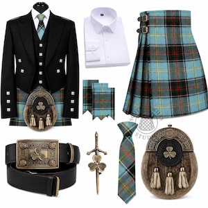 Puede incluir: Un conjunto de traje escocés formal que incluye chaqueta y chaleco negros, camisa blanca, falda escocesa de cuadros azul claro, corbata a juego, cinturón de cuero negro con hebilla dorada, alfiler para falda y esporrán de piel con trébol.