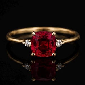Verlovingsring van 18 karaats massief geelgoud met synthetische robijn in kussenslijpsel, ring met zirkonia zijstenen, ring van 925 zilver, beloftesring van 9 karaats en 14 karaats goud, cadeau voor haar