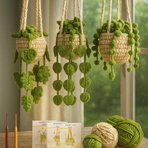 Può includere: Tre portavasi all'uncinetto sospesi con fogliame verde e vasi beige sono appesi a un'asta di legno. La scena comprende gomitoli di lana, uncinetti e schede di istruzioni, il tutto disposto su una superficie di legno. Le piante hanno foglie verdi.