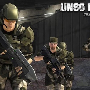 Puede incluir: Varios soldados con uniformes verde oliva y camuflaje, sosteniendo grandes rifles negros. La imagen incluye el texto "UNSC MARINE COSPLAY ARMOR SET" y el logotipo de "RED5 Vanguard Armory".