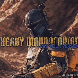 Puede incluir: Un traje de armadura azul oscuro y amarillo con un casco con visera en forma de T, hombreras y una mochila. El texto HEAVY MANDALORIAN PAZ VIZLA VERSION est&aacute; centrado. Un peque&ntilde;o logo dice REDS y el texto en la esquina dice ON PICTURE IS THE ACTUAL ITEM!