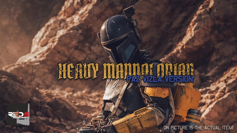 Puede incluir: Un traje de armadura azul oscuro y amarillo con un casco con visera en forma de T, hombreras y una mochila. El texto HEAVY MANDALORIAN PAZ VIZLA VERSION est&aacute; centrado. Un peque&ntilde;o logo dice REDS y el texto en la esquina dice ON PICTURE IS THE ACTUAL ITEM!