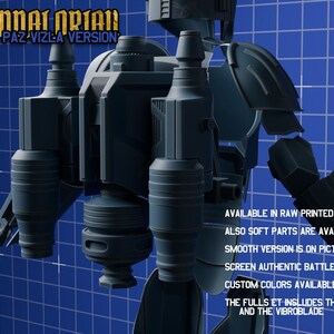 Puede incluir: Un modelo tridimensional gris oscuro de un traje de armadura pesada con un jetpack que presenta propulsores duales y un puerto de escape central. El texto HEAVY MANDALORIAN PAZ VIZLA VERSION es visible arriba, con detalles adicionales abajo.