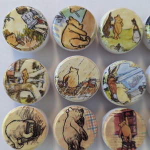 Op de afbeelding: Set van 10 ronde houten magneten met Winnie de Poeh en zijn vrienden. De magneten zijn versierd met verschillende scènes uit de Winnie de Poeh-verhalen, waaronder Winnie de Poeh en Biggetje, Winnie de Poeh en Teigetje, en Winnie de Poeh en Eeyore.