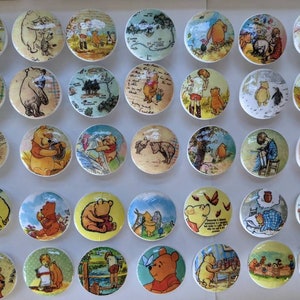 Puede incluir: Una colección de 36 pomos redondos de cerámica con personajes de Winnie the Pooh. Los pomos están decorados con varias escenas de las historias de Winnie the Pooh, incluyendo Winnie the Pooh, Piglet, Tigger, Eeyore y Owl. Los pomos son de diferentes colores y tienen un acabado brillante.