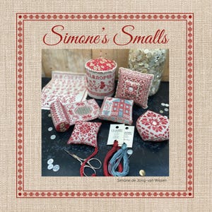 Puede incluir: Una colección de artículos de punto de cruz hechos a mano, incluyendo alfileteros, almohadas y rollos de tela, en patrones rojos y blancos. La imagen presenta el texto "Simone's Smalls" e incluye tijeras, hilo y botones. Los artículos están dispuestos sobre una superficie oscura.