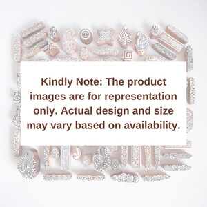 Puede incluir: Una colecci&oacute;n de bloques de impresi&oacute;n de madera con intrincados dise&ntilde;os blancos. Los bloques est&aacute;n dispuestos alrededor de un rect&aacute;ngulo blanco con el texto: "Kindly Note: The product images are for representation only. Actual design and size may vary based on availability."