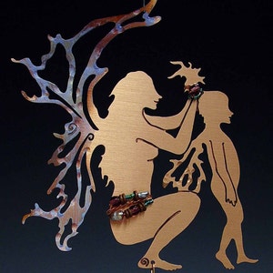 Pode incluir: Uma escultura de metal de cobre de uma fada com asas segurando uma fada menor. Ambas as fadas estão nuas e têm cabelo castanho. A fada maior tem um bracelete de contas no pulso e um cinto de contas em volta da cintura. A escultura está pendurada em um gancho.