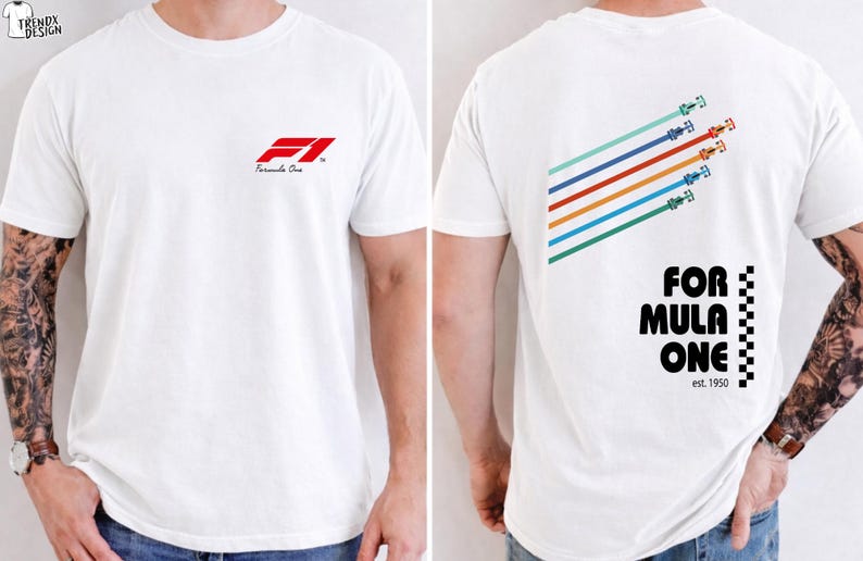 Pu&ograve; includere: Una t-shirt bianca a maniche corte con il logo rosso Formula 1 sul petto. Il retro mostra una grafica di cinque auto da corsa colorate in formazione diagonale sopra il testo FORMULA ONE e est. 1950 con un bordo a scacchi bianco e nero.