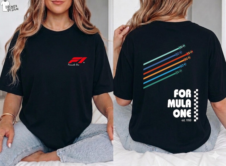 Pu&ograve; includere: Una t-shirt nera a maniche corte con un piccolo logo rosso Formula One sul petto. Il retro mostra una grafica di cinque auto da corsa colorate in linee diagonali con il testo Formula One, un motivo a scacchi e la scritta est. 1950.