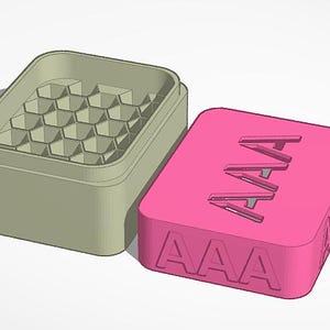 Könnte beinhalten: Ein hellgrüner rechteckiger Behälter mit einem Wabenmuster im Inneren, neben einem rosa rechteckigen Deckel. Der Deckel hat die Buchstaben "AAA" und drei Clips. Die Artikel befinden sich auf einer weißen Oberfläche.