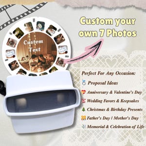 Puede incluir: Un juguete View-Master blanco con un carrete de fotos personalizado. El carrete muestra siete fotos y texto personalizado. El texto de la imagen dice "Custom your own 7 Photos" y "Perfect For Any Occasion: Proposal Ideas, Anniversary & Valentine's Day, Wedding Favors & Keepsakes, Christmas & Birthday Presents, Father's Day / Mother's Day, Memorial & Celebration of Life."