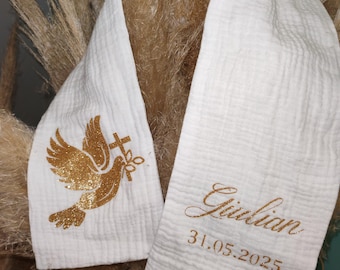 May include: White baptismal scarf with gold dove and cross design. The scarf is personalized with the name "Giulian" and the date "31.05.2025" in gold script. The scarf is made of a soft, textured fabric.