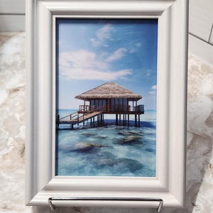 Puede incluir: Un juego de tres tazas de cerámica con un acabado mate moteado. Las tazas son de color crema, gris claro y gris oscuro. Cada taza tiene un diseño simple y minimalista.