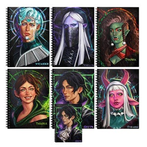 Peut inclure: Une collection de carnets à spirales avec des portraits de personnages fantastiques. Chaque couverture de carnet présente un personnage différent avec des caractéristiques uniques, notamment des couleurs de cheveux vives, des marques faciales et des vêtements stylisés. Les noms des personnages sont imprimés.