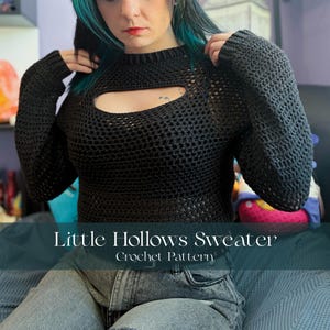 Könnte beinhalten: Ein schwarzer Häkelpullover mit Schlüsselloch-Ausschnitt und langen Ärmeln. Der Text "Little Hollows Sweater Crochet Pattern" wird am unteren Bildrand angezeigt. Der Pullover ist aus einem strukturierten, offen gewebten Stoff gefertigt.