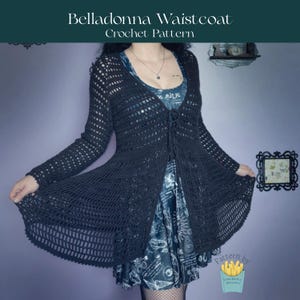 Peut inclure: Un gilet en crochet gris foncé à mailles ajourées, avec des manches longues et une fermeture à nouer. Le texte "Belladonna Waistcoat Crochet Pattern" est en haut. Le gilet est porté sur une robe à motifs. L'image comprend également une petite illustration de frites.